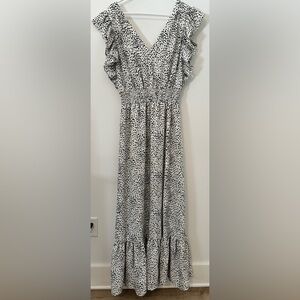 Women’s Express Black & White V Neck Maxi Dress with Slit Size Medium Ruffles